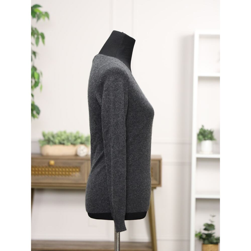 Quiet Luxury Cashmere V-Neck Sweater C by Bloomingdale’s Charcoal Gray Capsule - Picture 8 of 13